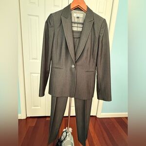 Elegant Women's Gray Pantsuit